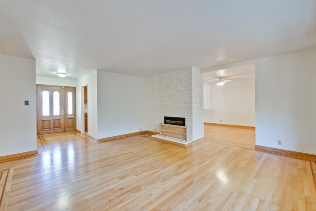 Building Photo - Hardwood Floors- Top Moreland SCH- SM Dogs Welcome- Close to Apple