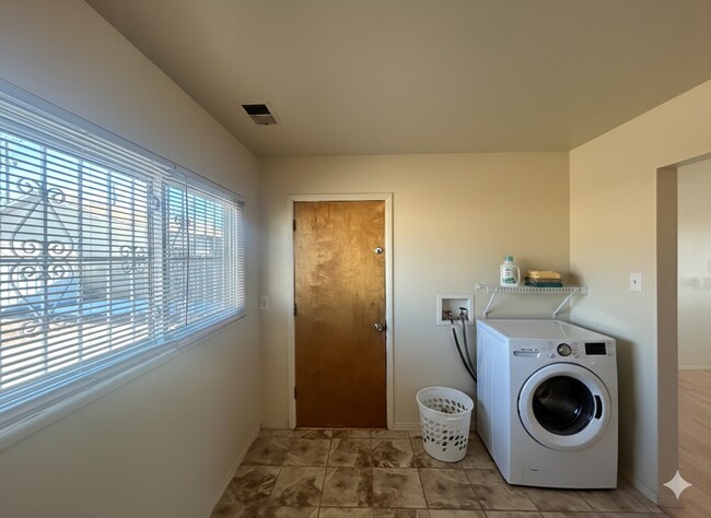 Building Photo - 3BD/1BA Home with Newly Remodeled Kitchen