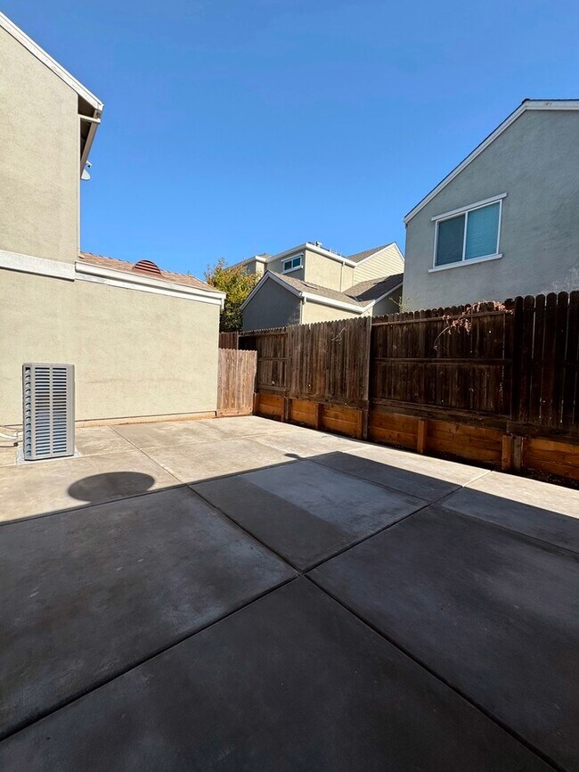 Building Photo - 3BR SFR w/ Tandem Garage & Fenced Yard near Boxwood St