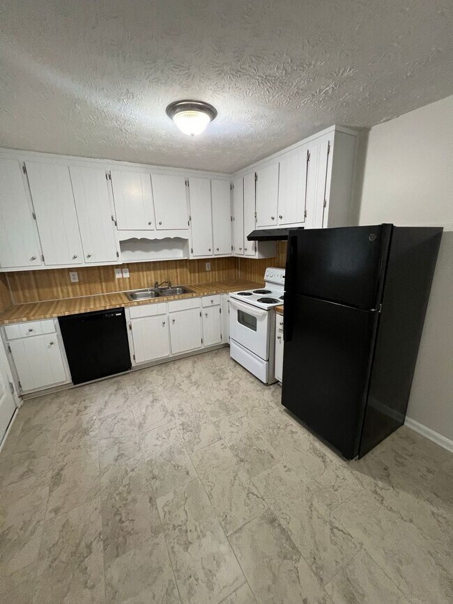 Building Photo - 416-418 Waterbury Drive