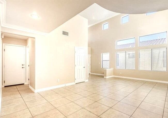 Building Photo - 5565 Golden Palms Ct