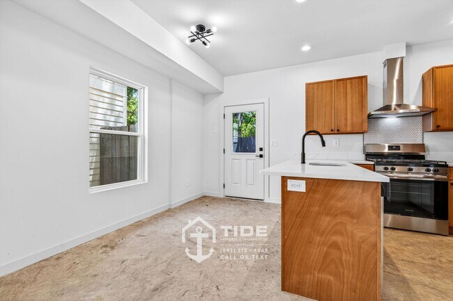 Building Photo - Modern Living Minutes from Park Circle
