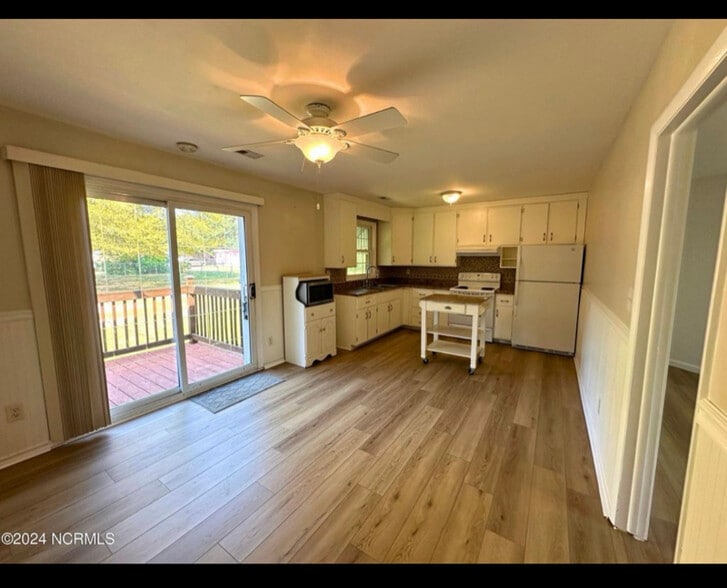 Building Photo - 452 Nine Foot Rd