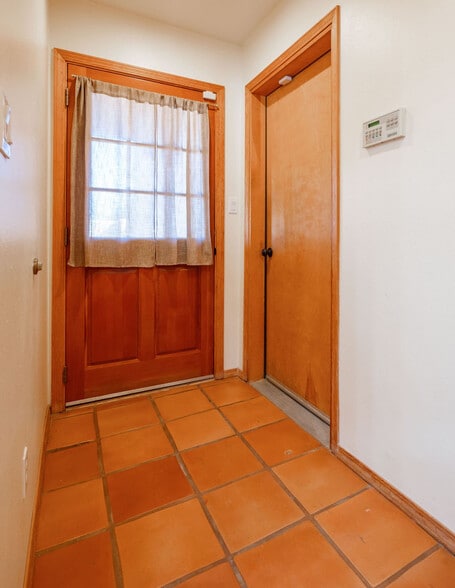 Building Photo - 6 Fonda Way