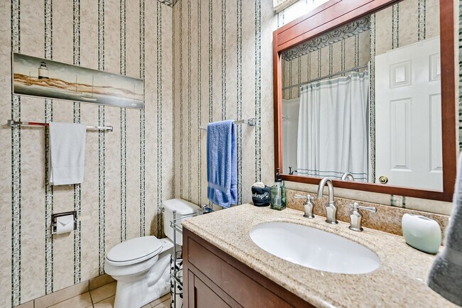 Building Photo - 1705 Fairfax Dr