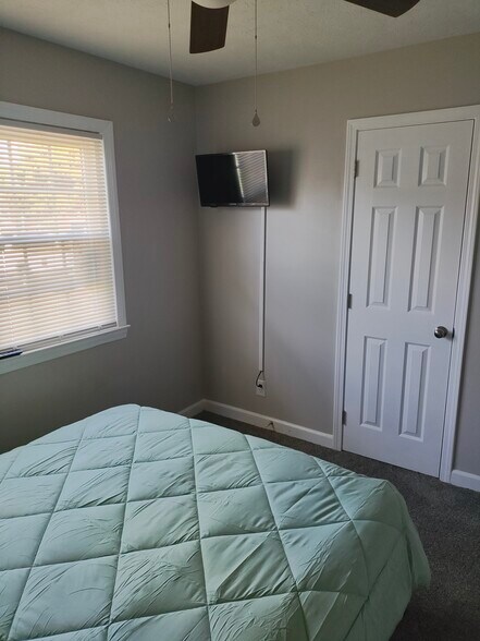 Building Photo - 6231 Lansford Dr