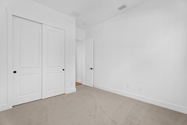 Building Photo - Preserve Views!