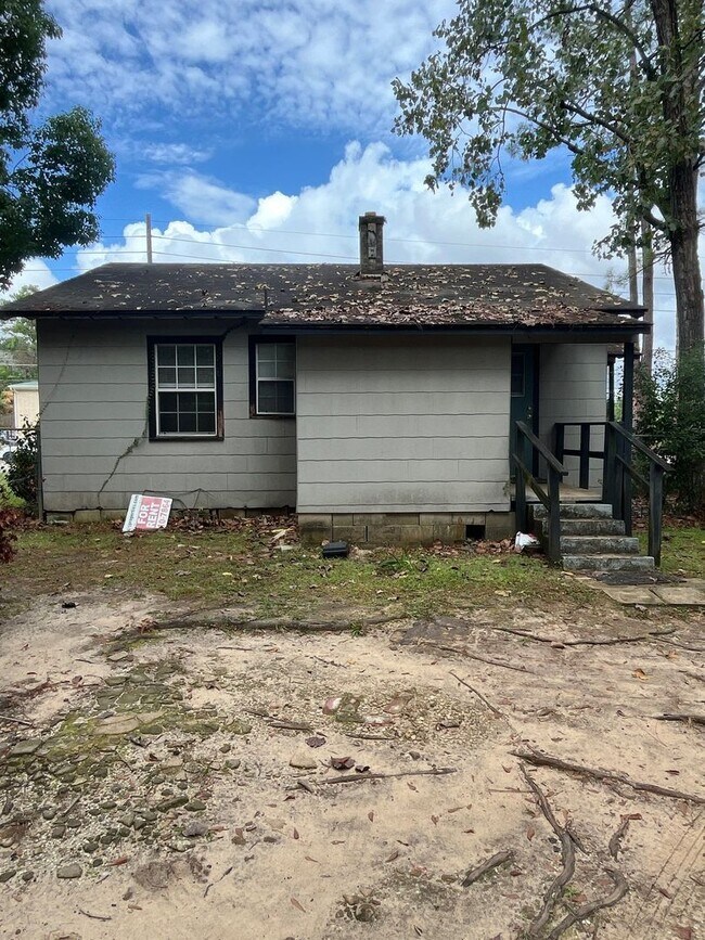 Building Photo - 2 bed 1 bath house- Walk to stadium!! April 20th!!!