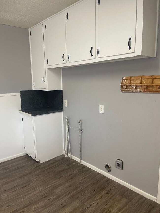 Building Photo - Move in Special! $200 off First Month! Adorable 2 Bedroom with 2 Car Garage Close to Hospitals an...