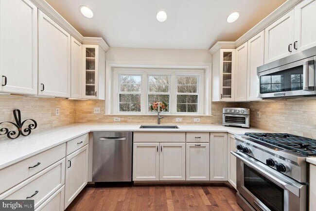 Building Photo - 6603 Forsythia St