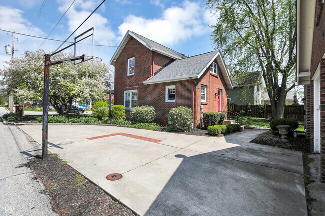 Building Photo - 129 Penn St