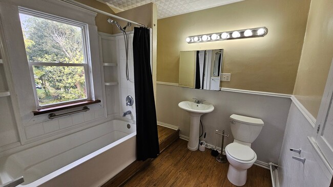 Building Photo - 3 bedroom 1 bath single family home in Man...