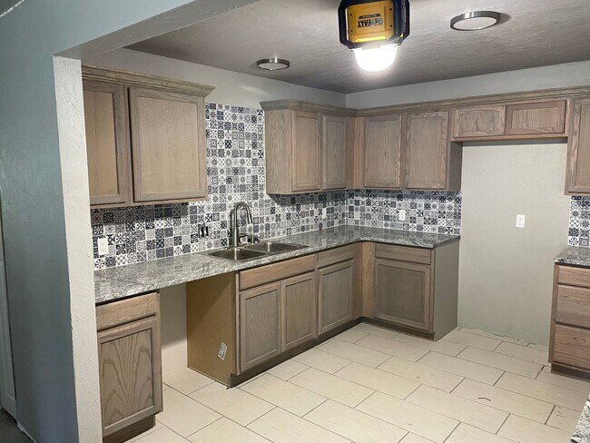 Building Photo - Gorgeous 3 Bed, 2 Bath Home with Modern Up...