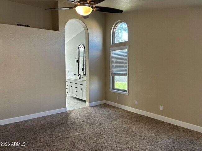 Building Photo - 9411 S Palm Dr
