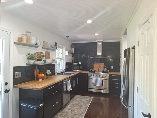 Building Photo - Magnificent Four Bedroom Home - Minutes Away from Numerous Attractions!