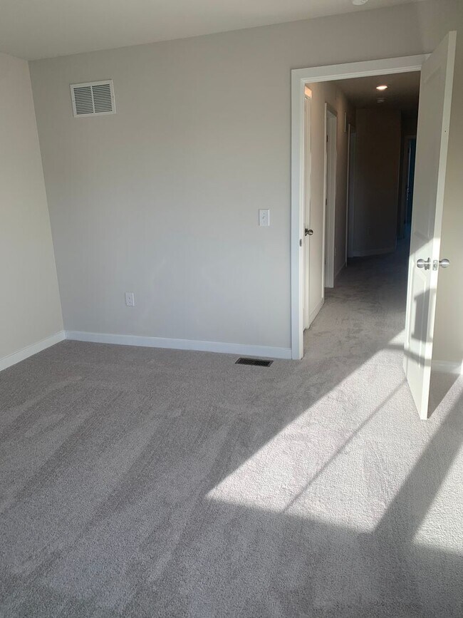 Building Photo - THREE BEDROOM/2.5 BATH TOWNHOME in Southern Lehigh School District