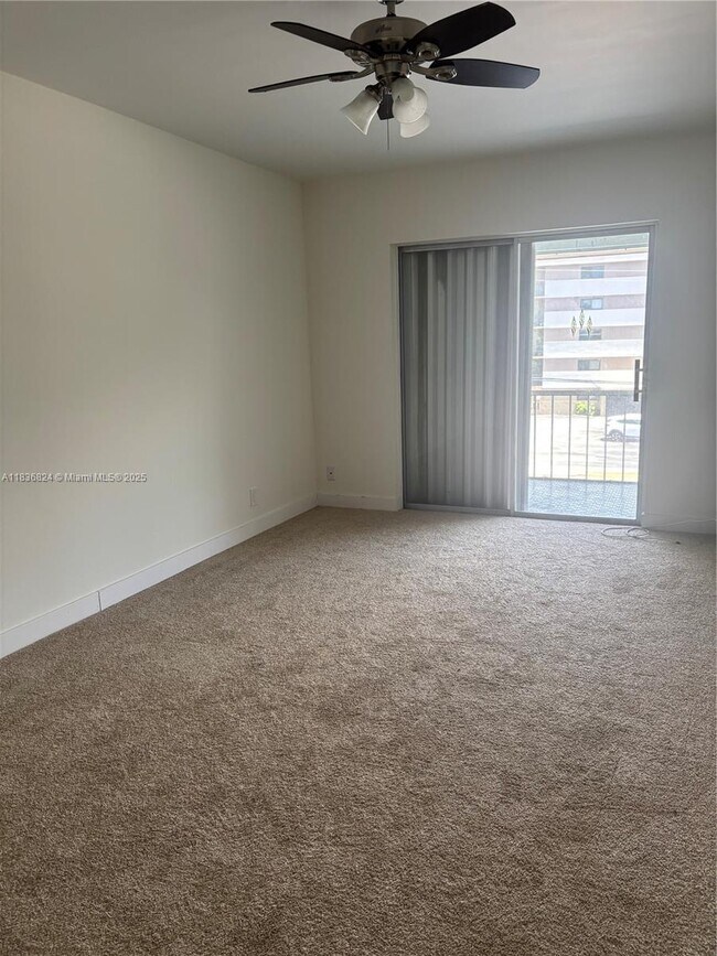 Building Photo - 300 Golden Isles Dr
