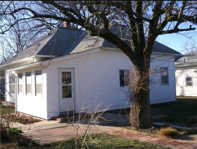 Building Photo - Beautiful 2 bed/1 bath bungalow for rent