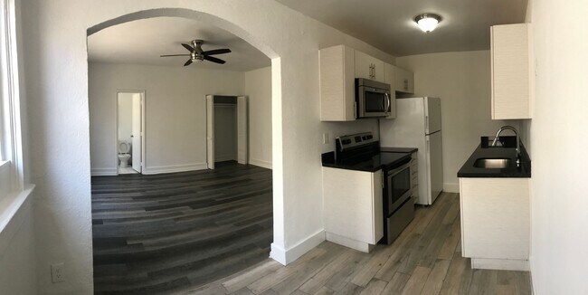 Building Photo - LARGE Studio in South Beach