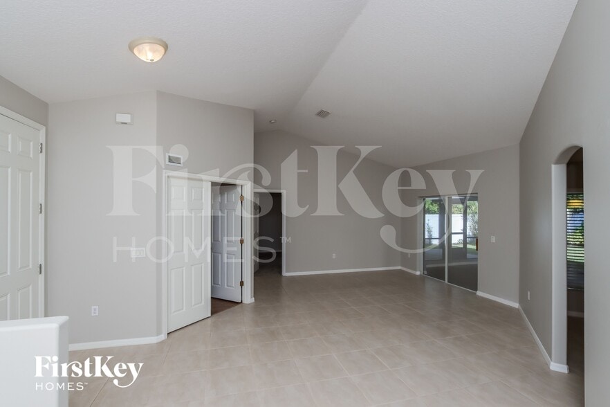 Building Photo - 1347 Armory Dr NE