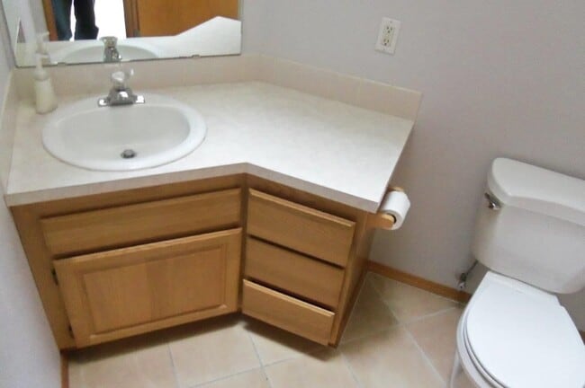 Building Photo - Spacious 4Bedroom / 2.5 Bath Home Highly D...
