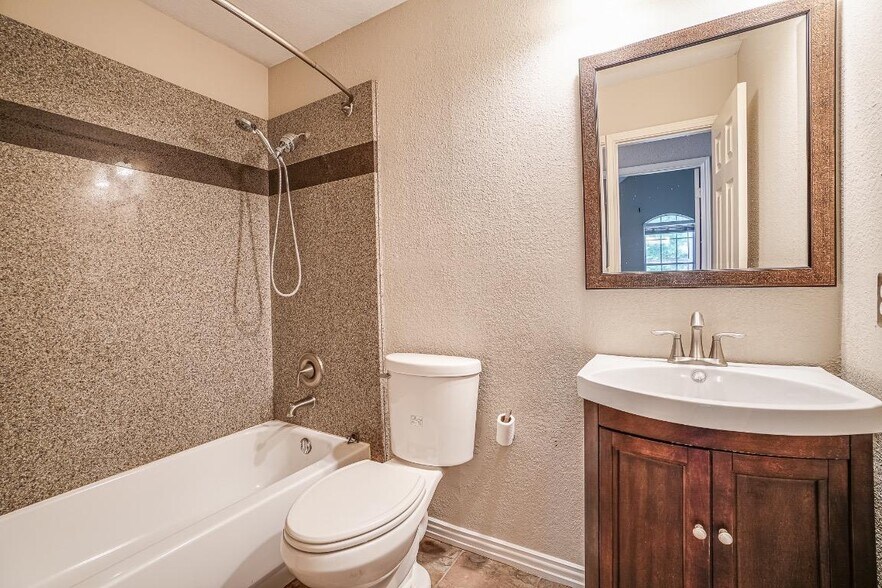 Building Photo - 9142 Crenshaw Ln