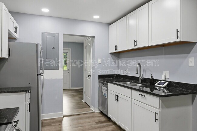 Building Photo - 421 St Luke St
