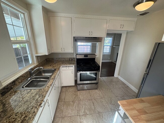 Building Photo - 2 bedroom | 1 bathroom | Tahoe Park single...