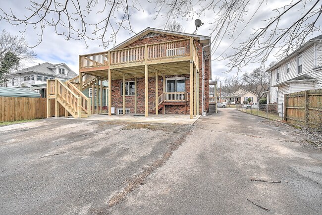 Building Photo - 424 W Maple St