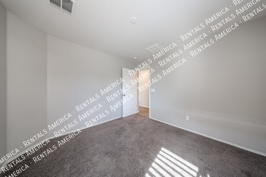 Building Photo - 932 Kachina Dr