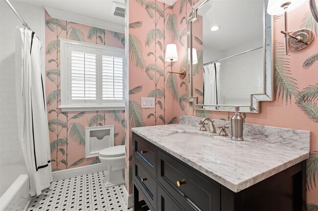 Building Photo - 2220 Vía Tuscany