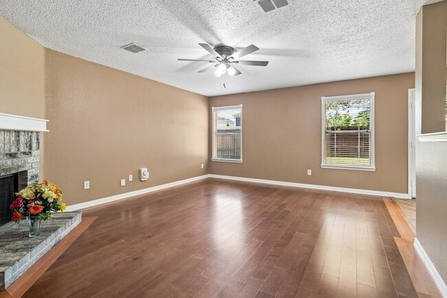 Building Photo - 2232 Chestnut Dr
