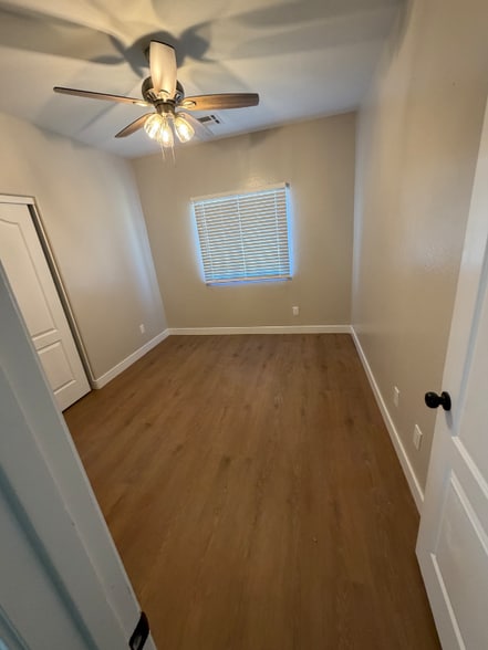 Building Photo - 1190 E Jardin Dr