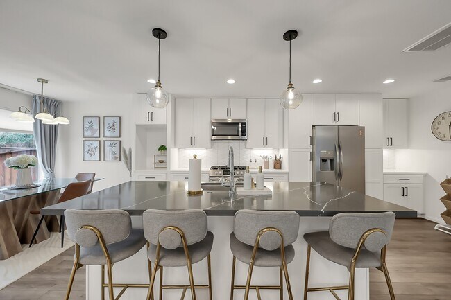 Building Photo - 246 N Walden Elms Cir