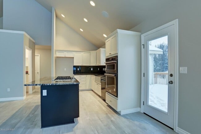 Building Photo - Live in luxury and style in this new, modern 4 bedroom home with upgraded everything, mountain vi...