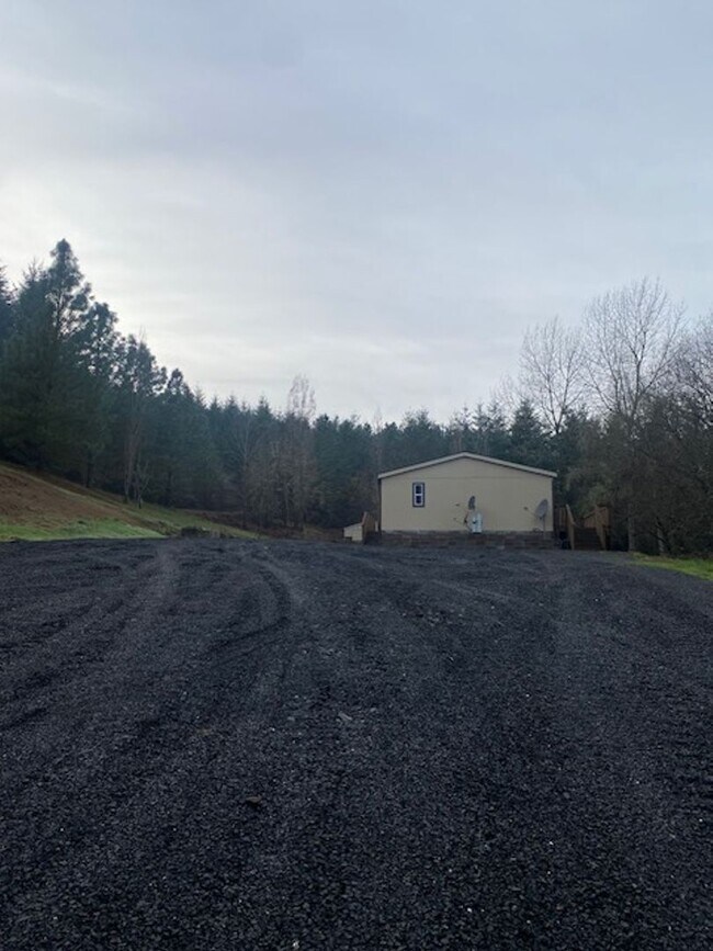 Building Photo - Private Country Living 3 Bedroom Home!