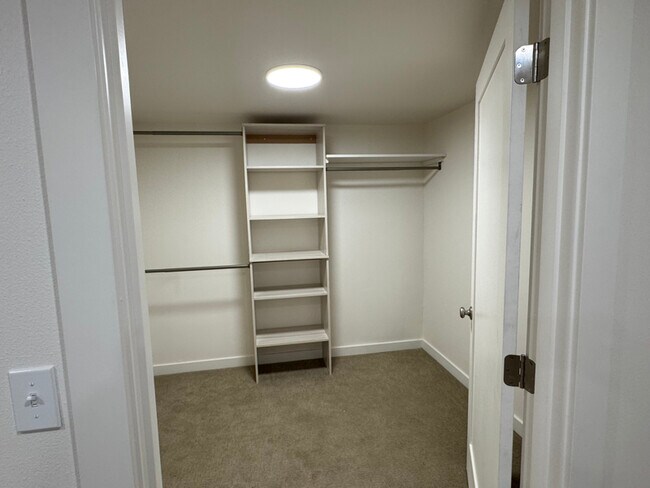 Building Photo - 2112 Sunset Dr W