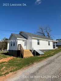 Building Photo - 3 Bedroom Home Off Lakeside Drive!