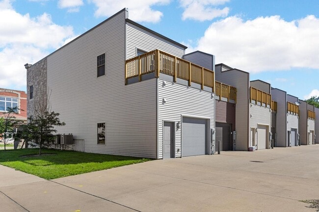 Building Photo - End Unit Townhome Just Blocks Away From Do...