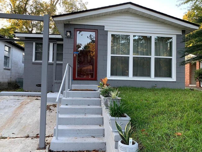 Building Photo - Charming 2BR House in Savannah