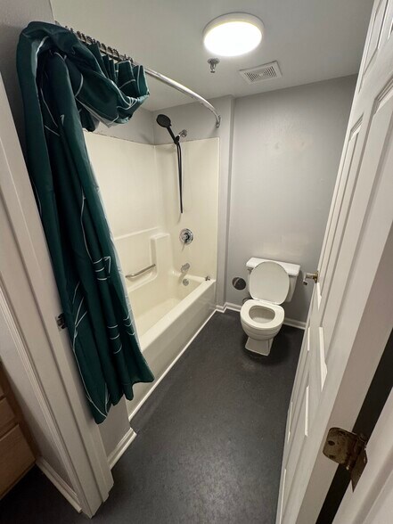 Shower/Tub - 270 E Highland Ave