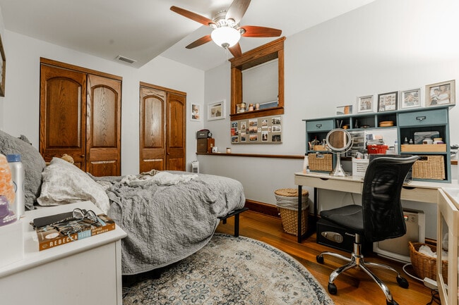 Building Photo - 1019 W Oakdale Ave