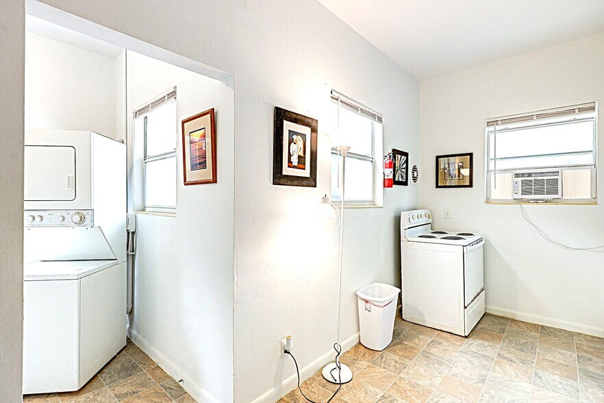 Building Photo - 2604 Post St