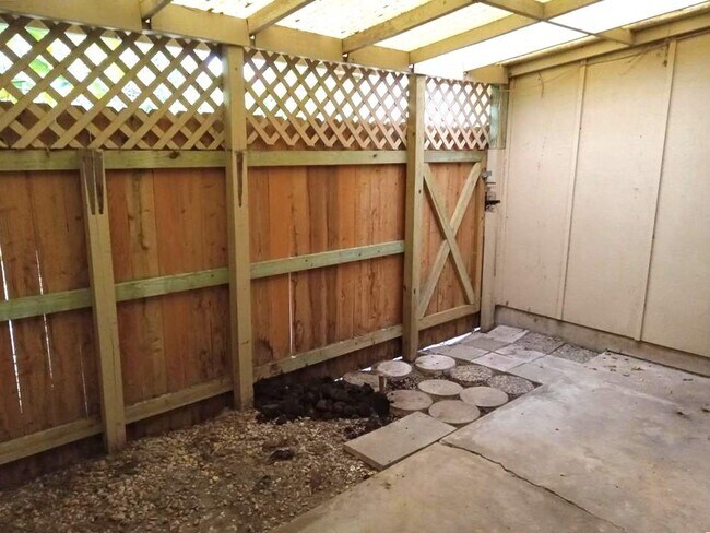 Building Photo - 910 E Meadowmere Ln