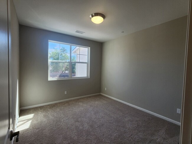 Building Photo - New Townhome in Minden for Rent