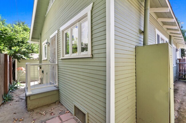 Building Photo - 2723 E 8th St