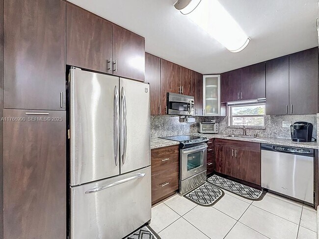 Building Photo - 9411 N Hollybrook Lake Dr