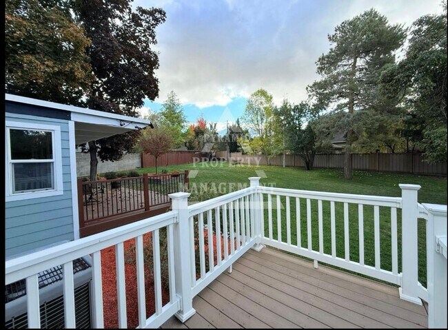 Building Photo - Beautiful Millcreek Home!