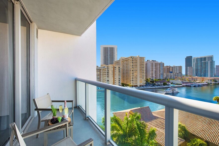 Building Photo - 2602 E Hallandale Beach Blvd