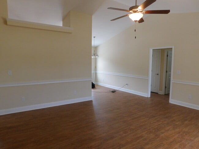 Building Photo - 302 Saratoga Ln